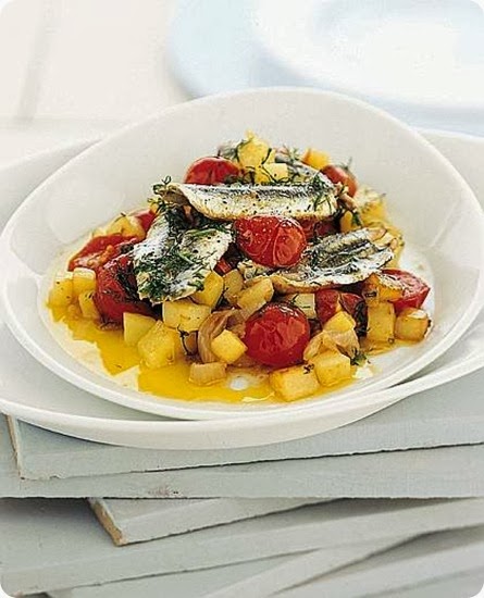 Acciughe con patate, cipolle e pomodorini ciliegia